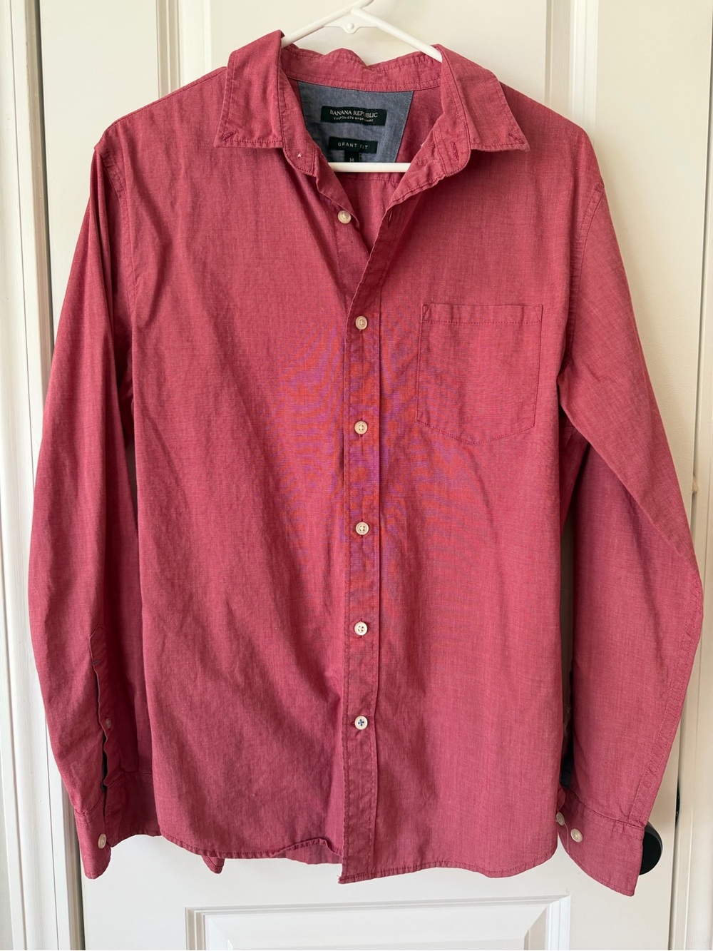 BANANA REPUBLIC | Grant Fit Long-Sleeve Button-Up Shirt in Berry - Size M